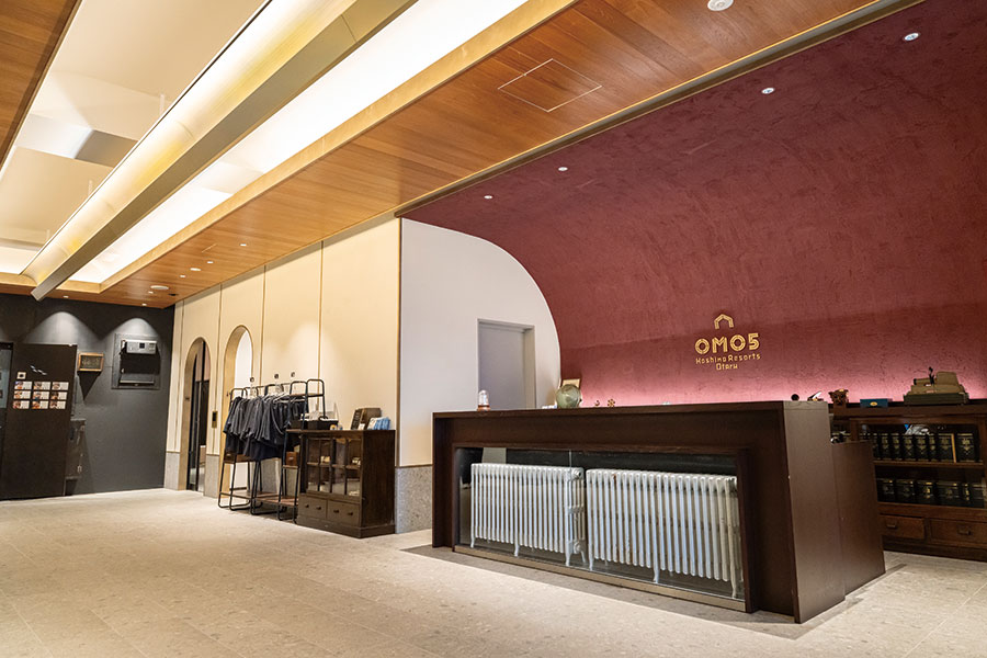 フロントを備える北館1階の「OMOベース」。