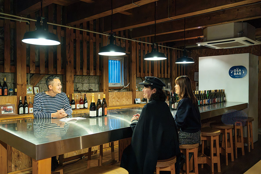 バーでは、「香りがよく食事を引き立てる」フラッグシップの白『OTARUVALLEY』の飲み比べセット1,800円などが楽しめる。