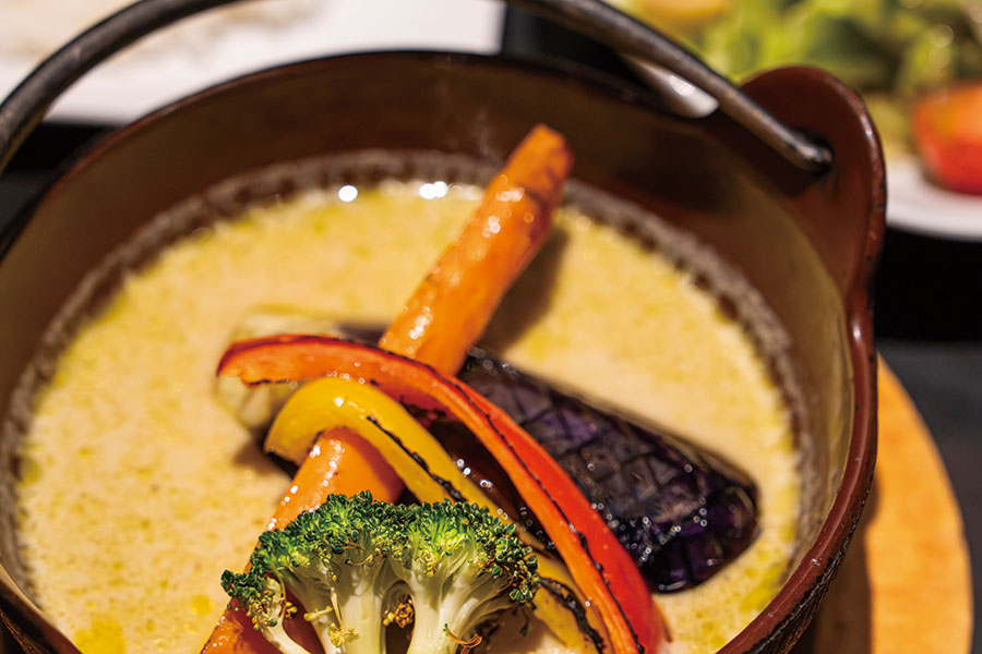 中源さん自ら一羽まるまるさばいて仕込む、小樽地鶏グリーンカレー(サラダ&ドリンク付)1,650円。