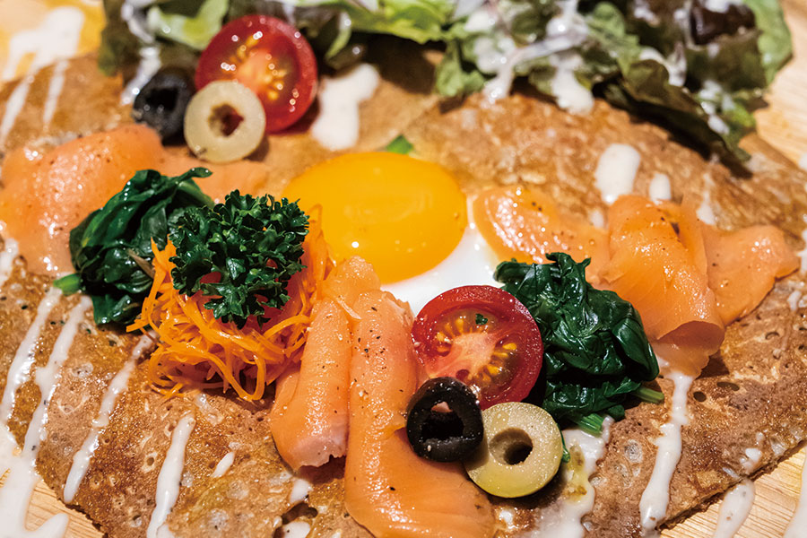 パリもちのスモークサーモンとほうれん草のガレット(ドリンク付き)1,750円。