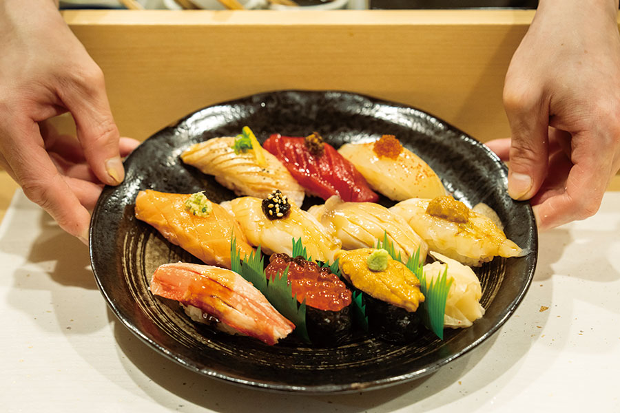 艶やかな季節の握り10貫5,500円。特にユズ×ブラックペッパーで味わうカンパチは、鮨の概念が変わる旨さ。磯の風味豊かな生ホッキ貝、カニなどはそのままで。