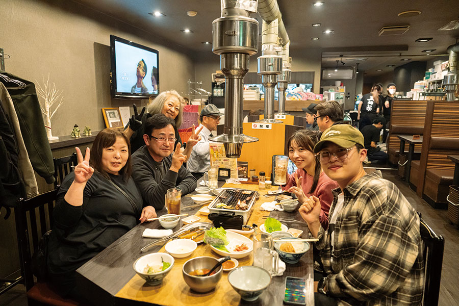 オーナー家族と若きスタッフによる陽気な接客も人気の理由。