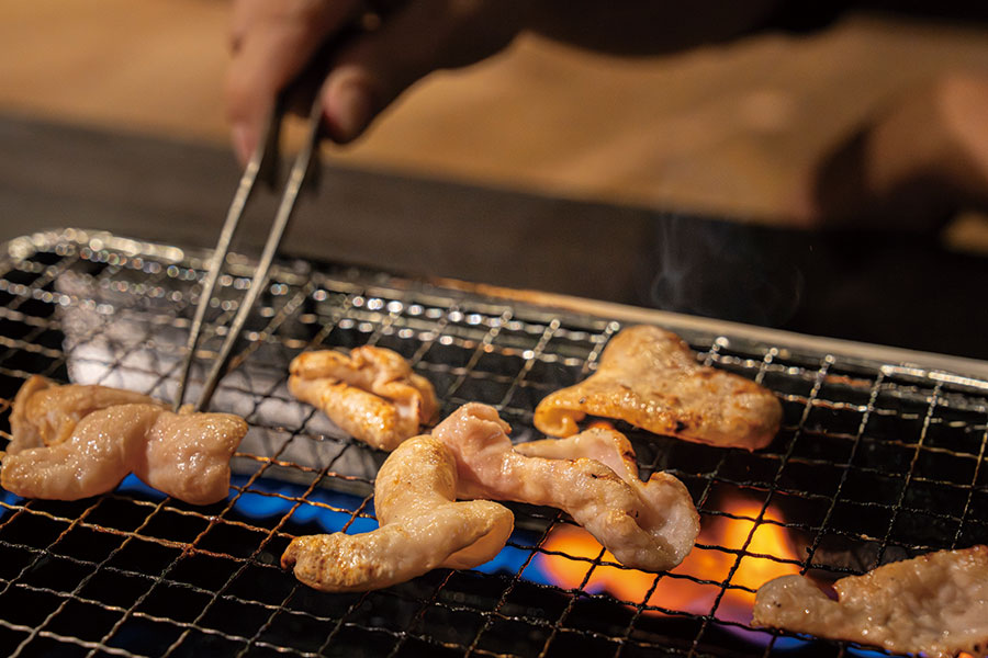 こちらのホルモン495円は臭みがなく純白ゆえ、よく焼き不要でくるんと丸まったら食べ頃。その旨みが滲み出た醤油ベースのタレスープが五臓六腑にじわりと沁みる。