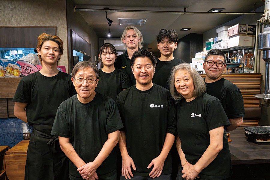 オーナー家族と若きスタッフ