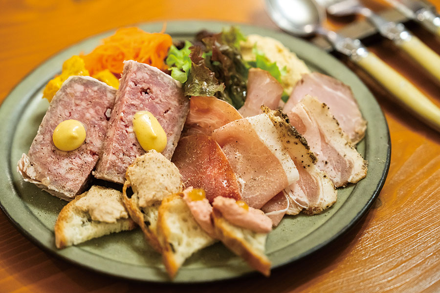 ワインが進む前菜7〜8品の盛り合わせ1人前1,300円(写真は2人前)。