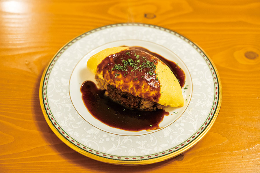 一番人気はオムライス。自家製ケチャップもあるが、まずはデミグラス1,300円を。前菜とメイン、オムライスなどが楽しめるランチコースは予約限定。