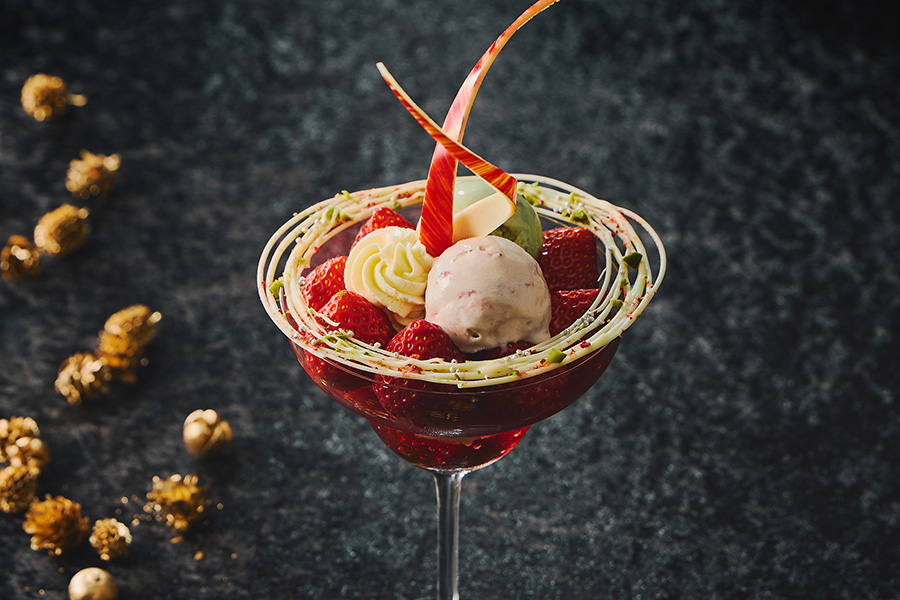 いちご8粒を使った、ホワイトチョコでリースのような円を描くパルフェ