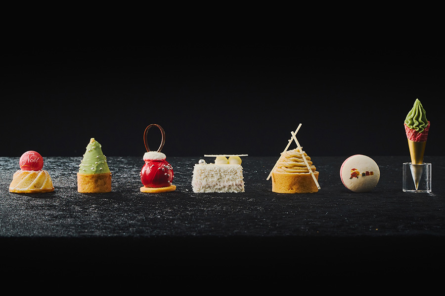 7種類のスイーツ。「ピスタチオツリー」や「オーナメントムース」、雪のような「ガトーブラン」がラインナップ。