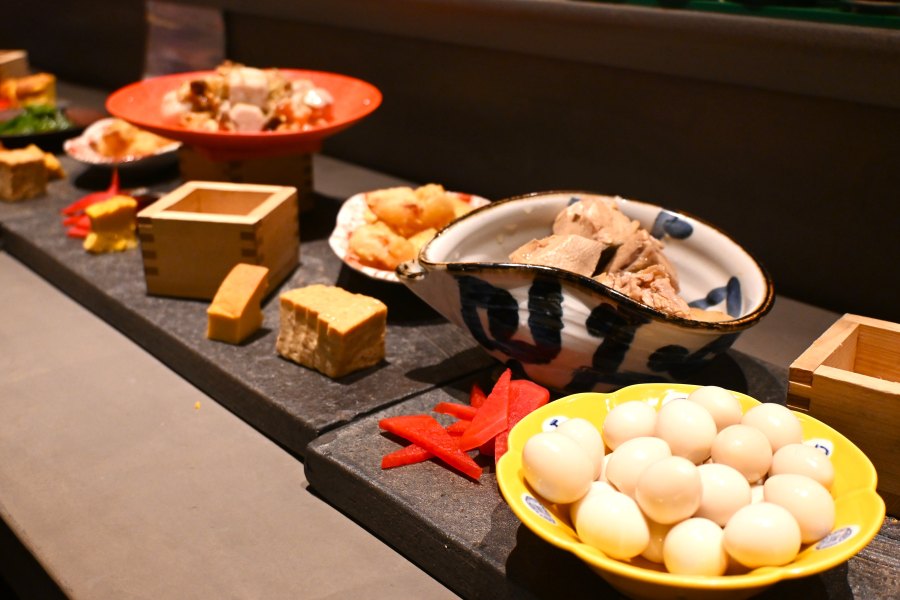 アテ盛り食べ放題の太っ腹企画に出しても出してもどんどんフードがなくなる状況(11月14日/心斎橋パルコ Lmaga.jp編集部撮影)