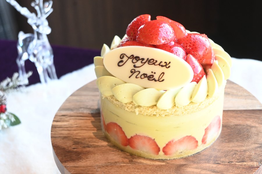 「グローリーストロベリー」(6500円・5号・約15cm)ピスタチオスポンジに濃厚なピスタチオムースリーヌをサンドし、いちごのコンポートをイン。トップにはピスタチオクリームを絞り、いちごの酸味がアクセントに