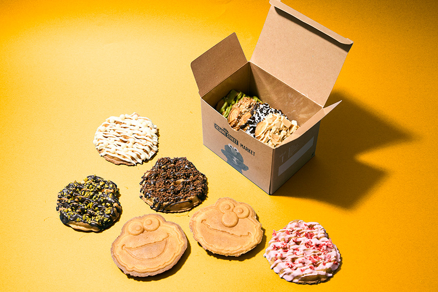 「セサミストリートマーケット」のカフェメニュー・アメリカンミニワッフルはテイクアウト限定(4個入り980円)TM and (C) 2025 Sesame Workshop