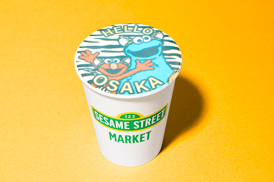 「セサミストリートマーケット」のカフェメニュー・阪神店オープン限定デザインキャラクターラテ(ICE・HOT、Sサイズのみ650円)TM and (C) 2025 Sesame Workshop