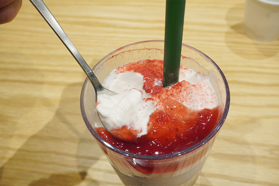 スッキリした甘さとティーの香りの余韻が上品な「レッドラズベリー&ジョイフルメドレー ティーフラペチーノ」(イートイン790円 Lmaga.jp撮影)