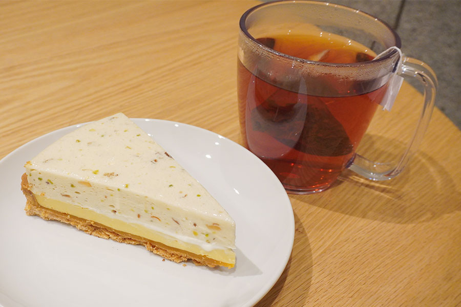 「トルタ トローネ」(イートイン1050円)にはシンプルなストレートティー「ルワンダ ブラックティー」(トール540円)を合わせることで、スッキリ最後まで飽きずに楽しめる