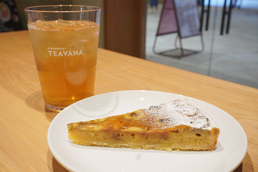 「トルタ ディ バナナ」(イートイン880円)におすすめなのは、「ピーチ トランクイリティ」のアイス(トール540円)。フルーツのトロピカルな味わいが後を引く