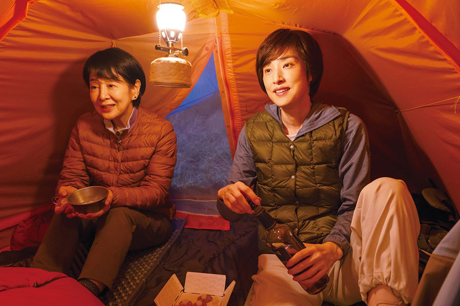 吉永小百合演じる多部純子、天海祐希演じる北山悦子 ©2025「てっぺんの向こうにあなたがいる」製作委員会