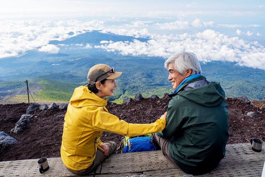 吉永小百合演じる多部純子、佐藤浩市演じる多部正明 ©2025「てっぺんの向こうにあなたがいる」製作委員会