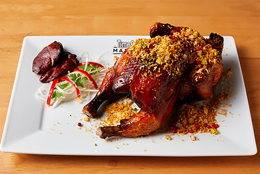 「タイムアウトマーケット大阪」で食べられる「魏飯焼味」の若鶏のパリパリ揚げ スパイスパウダー掛け(写真は1羽3900円、半羽2800円もあり)