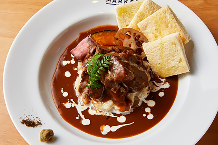 「タイムアウトマーケット大阪」で食べられる「#肉といえば松田」の黒毛和牛のビーフシチュー和風仕立て(2800円)