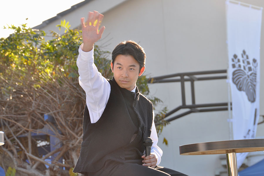 『第37回 たかとり城まつり』で観客に手を振る仲野太賀(11月23日)