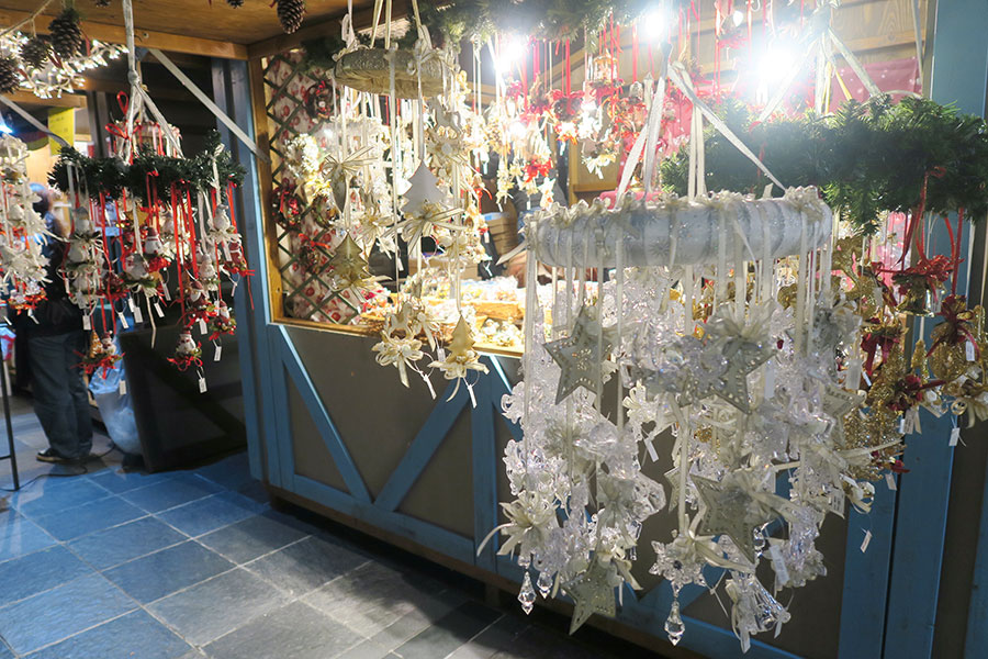 梅田スカイビルのクリスマスマーケット『Wonder Christmas Marche』クリスマスグッズを販売するヒュッテ(小屋)(11月14日・大阪市北区)