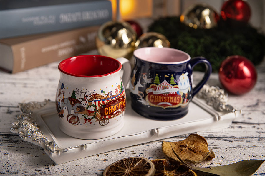 梅田スカイビルのクリスマスマーケット限定「オリジナルマグカップ(クリーム/ネイビー)」(各800円)
