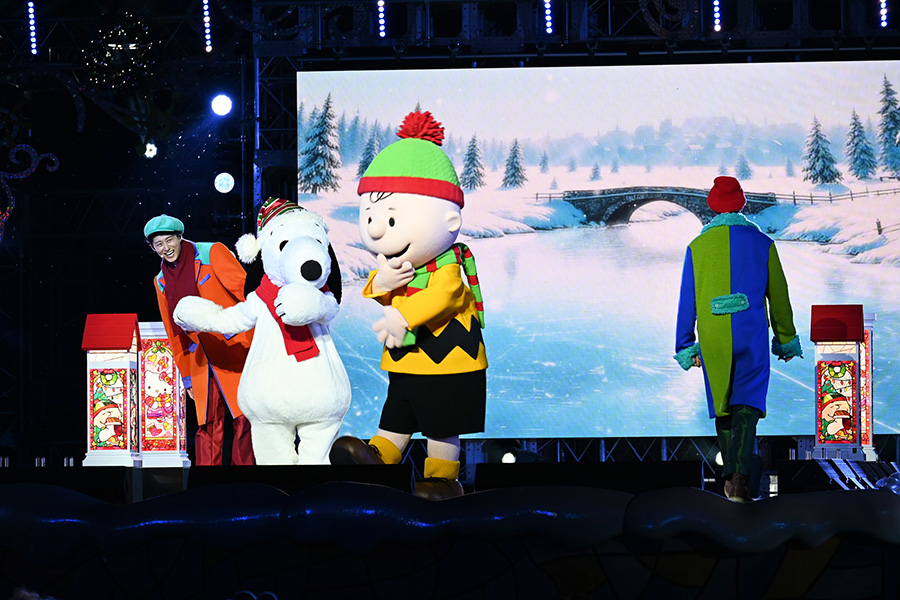 ショー『ライト・アップ・ザ・ナイト ~クリスマス・セレブレーション~』にはスヌーピーたちも登場(Lmaga.jp撮影)