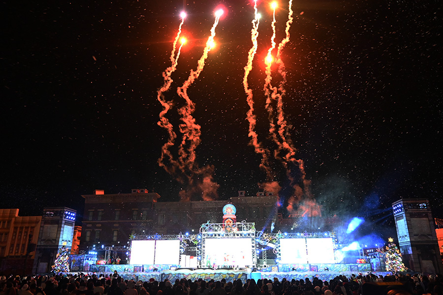 『ライト・アップ・ザ・ナイト ~クリスマス・セレブレーション~』のラストにはパイロ(打ち上げ花火)や雪が舞う演出も(Lmaga.jp撮影)