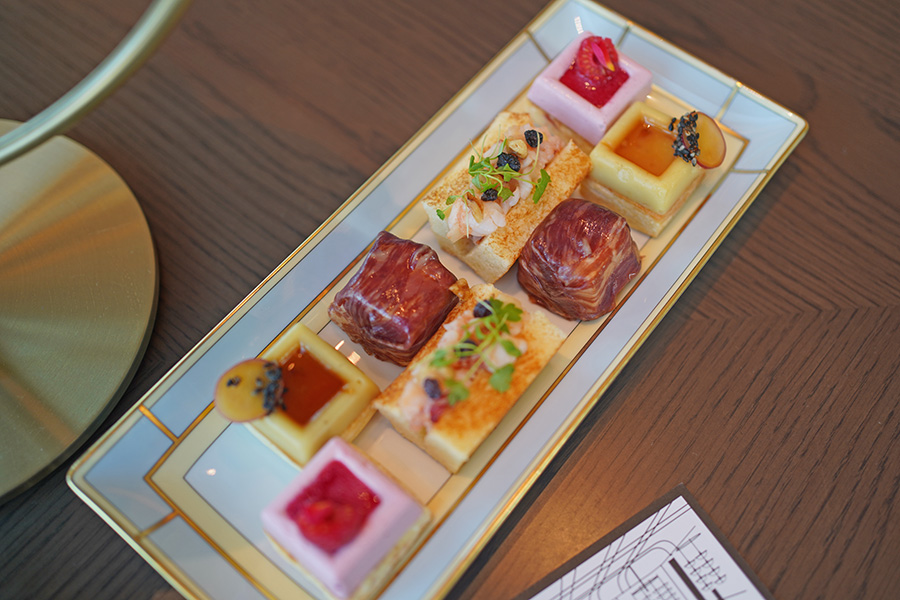 左列の写真左から、「蜜香屋の焼き芋のスコーン」「忠源の和牛ブレザオラとトリュフ風味のシフォンサレ」「ロブスターロール」「苺とラズベリーのスコーン」(11月20日/Lmaga.jp撮影)