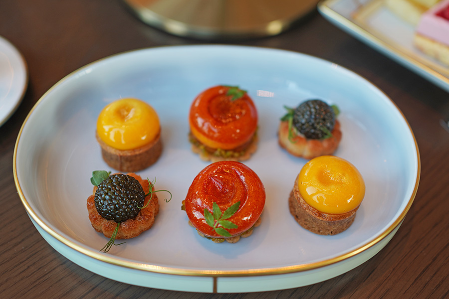 前列の写真左から、「WAオシェトラキャビアとカルピスバターのフィナンシェサレ」「あんぽ柿とフォアグラのボンボンと山椒風味のサブレ」「香住蟹と南瓜のキッシュロワイヤル」(11月20日/Lmaga.jp撮影)