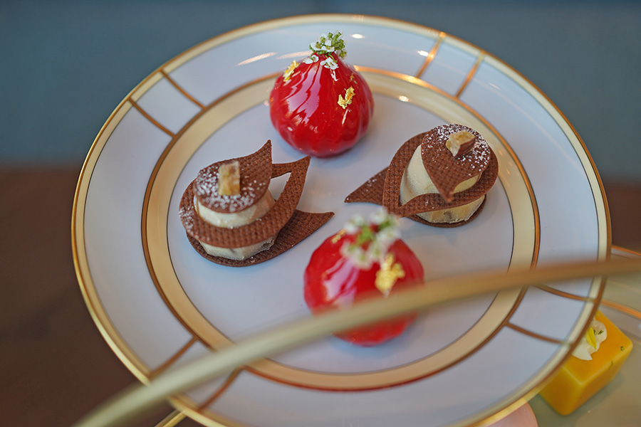 写真左から「和栗とコーヒーのモンブラン」「レッドベルベットチーズケーキ」(11月20日/Lmaga.jp撮影)