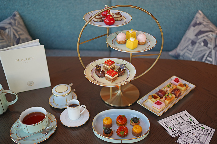 ホテル「ウォルドーフ・アストリア大阪」(大阪市北区)のアフタヌーンティーは、6種類のスイーツ、5種類のセイボリー、2種類のスコーンと盛りだくさんの内容(11月20日/Lmaga.jp撮影)