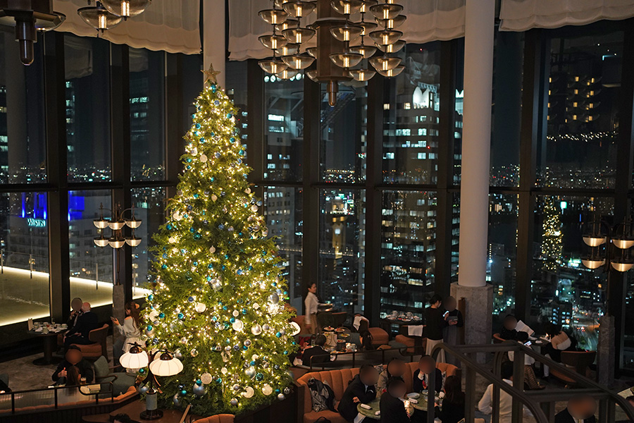 「ピーコック・アレー」には、生モミの木のクリスマスツリーが2本飾られている(11月20日/Lmaga.jp撮影)