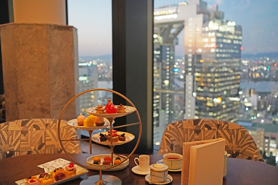 ホテル「ウォルドーフ・アストリア大阪」(大阪市北区)からは、日が沈むと、ライトアップされた「梅田スカイビル」が一望(11月20日/Lmaga.jp撮影)