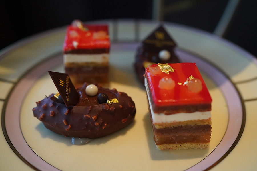 写真左から「アマゾンカカオとプラリネ マルジョレーヌ風」「和紅茶と林檎のオペラ タルトタタン仕立て」(11月20日/Lmaga.jp撮影)