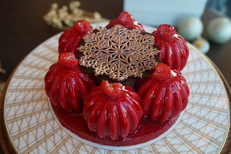 「レッドベルベット・チーズケーキ」は、クリスマスケーキではホールサイズで食べることができる(15センチ・1万1000円)(11月20日/Lmaga.jp撮影)