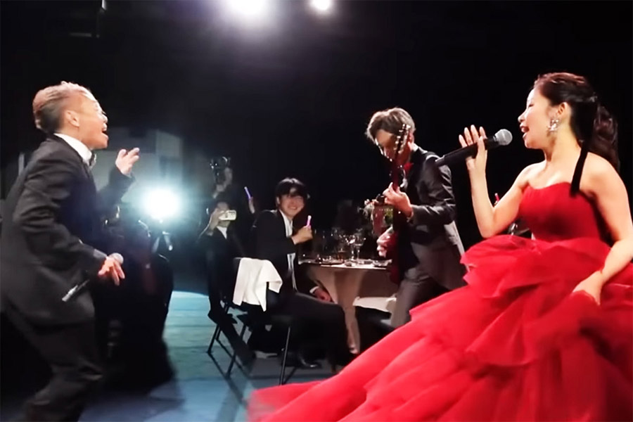 歌の途中、芝田さんの「beautiful 新郎」の掛け声で新郎の翔祐さんがギターで登場。「お父さんが新郎新婦を引き立てているのが素敵」の声がありました(画像提供:YouTubeチャンネル ゴロシバ王国より)