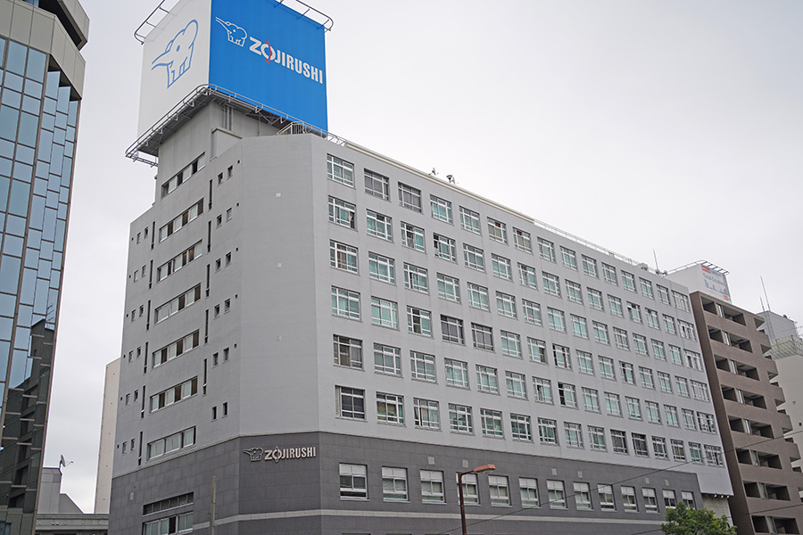 「象印マホービン」(大阪市北区)本社ビルの外観(11月6日/Lmaga.jp撮影)