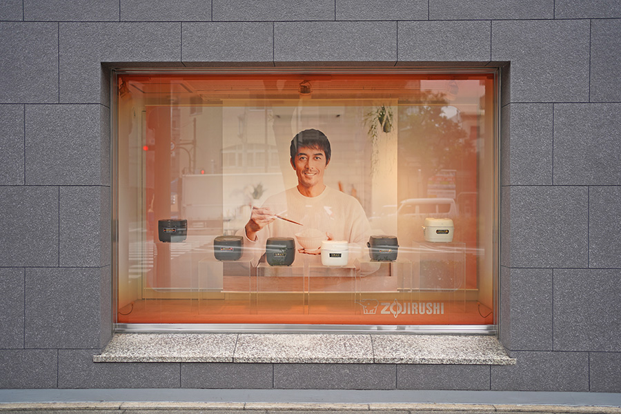 「象印マホービン」(大阪市北区)本社ビルに掲出されている阿部寛の広告(11月6日/Lmaga.jp撮影)