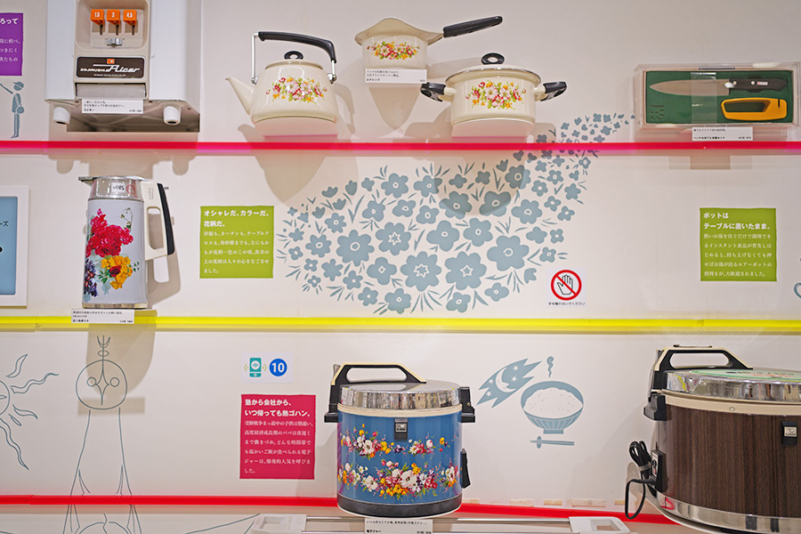 「象印マホービン」(大阪市北区)本社に併設されている「まほうびん記念館」。「昭和レトロ」な炊飯器やポットがずらり(11月6日/Lmaga.jp撮影)