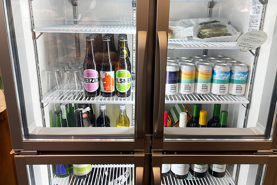 「ブール アンジュ」の店内にはお酒も(Lmaga.jp撮影)