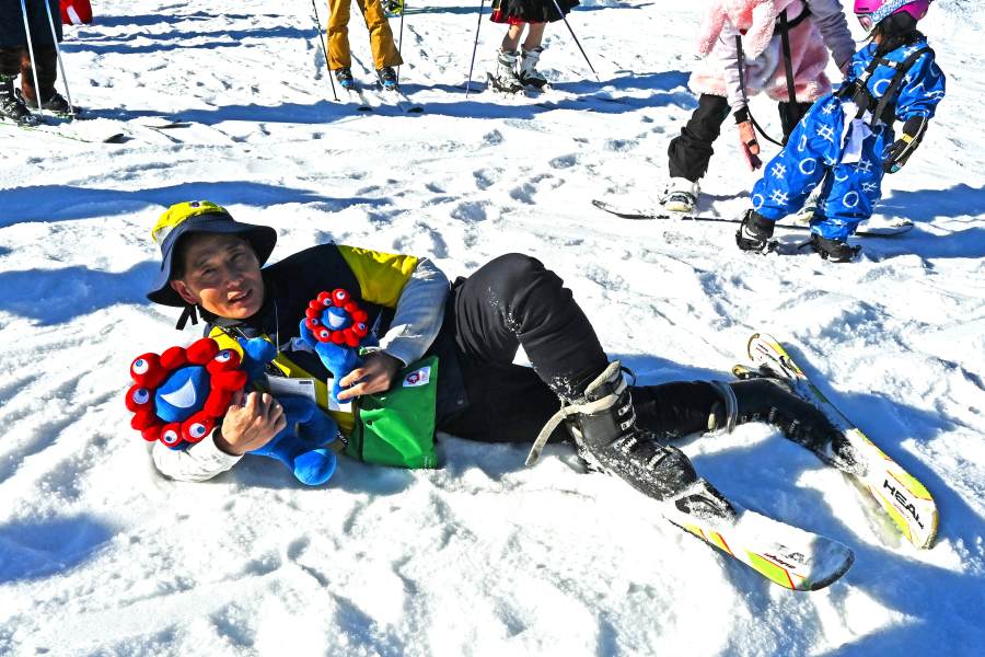 雪上で寝そべりミャクミャクのポーズ(12月6日「六甲山スノーパーク」)