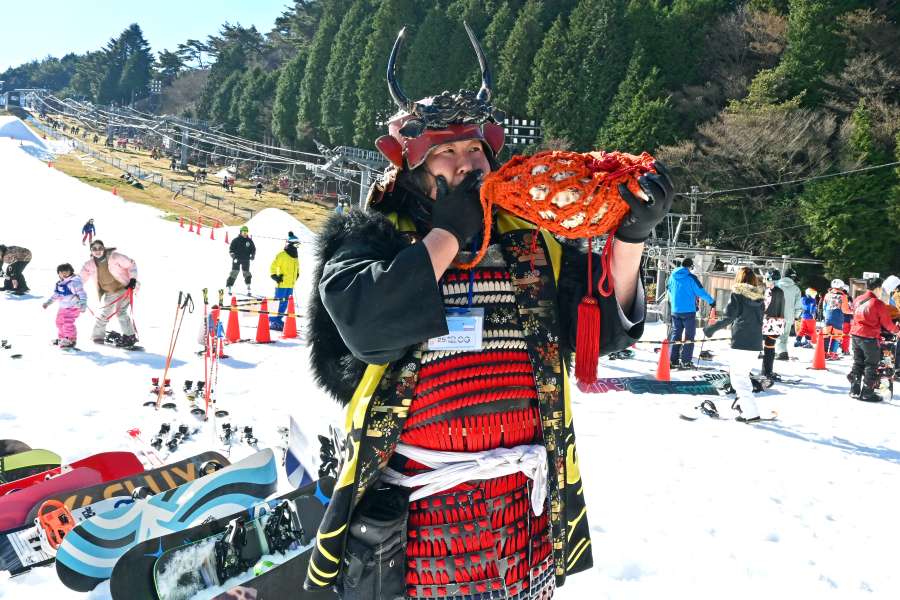 三重県から来た参加者は甲冑姿で法螺貝を吹く。7年ぶリの雪山で滑り方を忘れて
たと話す(12月6日「六甲山スノーパーク」)