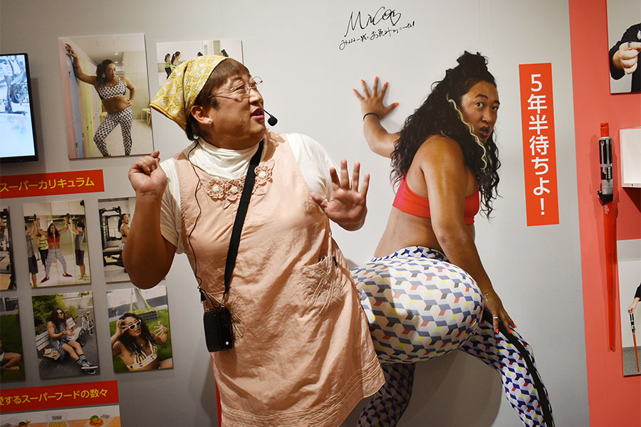 パーソナルヒップトレーナー・MICOのヒップと対決する藤木(Lmaga.jp撮影)