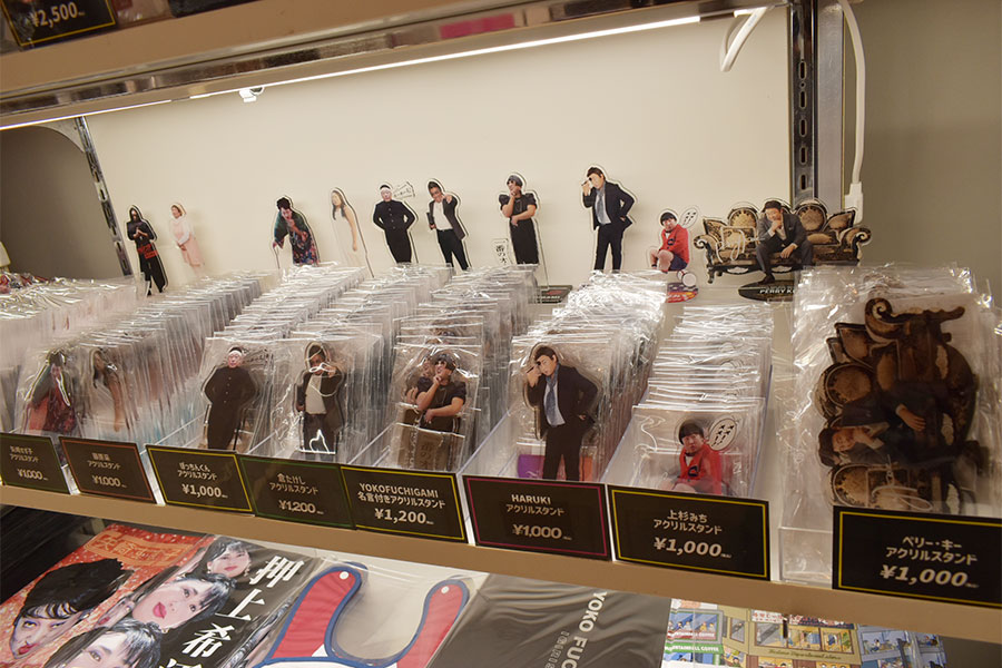 クリエイターたちのシャツやアクリルスタンド、ファイルなどグッズも盛りだくさん(Lmaga.jp撮影)