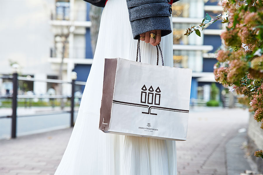 シーンを選ばない紙袋。新年の挨拶には、縁起の良い手土産「えびすフィナンシェ」を!