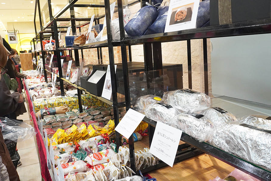 『パン&シュトーレンクリスマス』では全国各地から選ばれたシュトーレンが50種類以上並ぶ