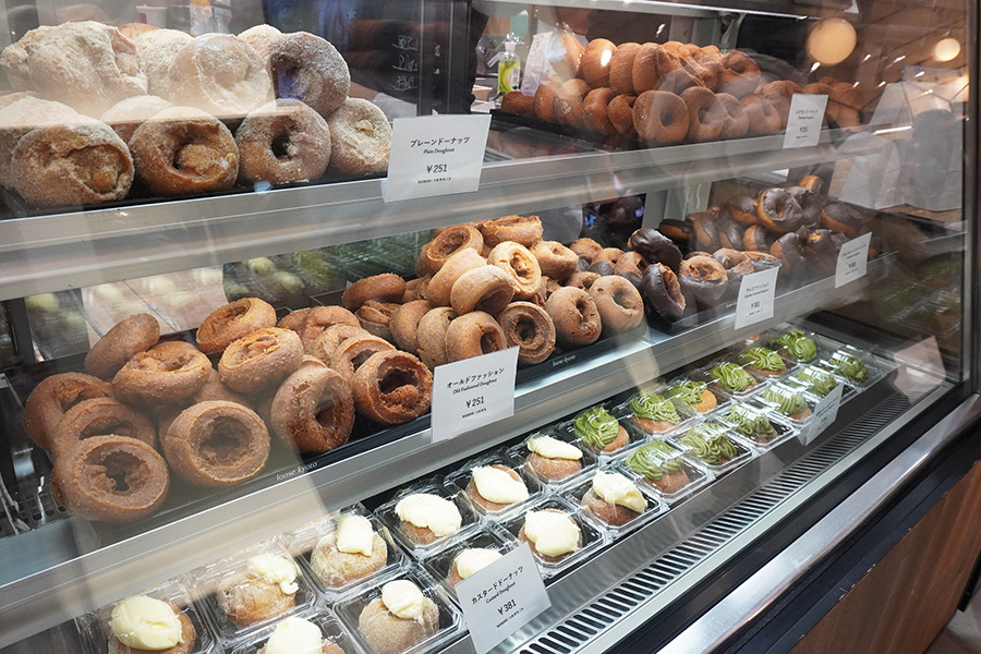 『パン&シュトーレンクリスマス2025』に出店している京都「loose kyoto」の揚げたてドーナツも種類豊富に