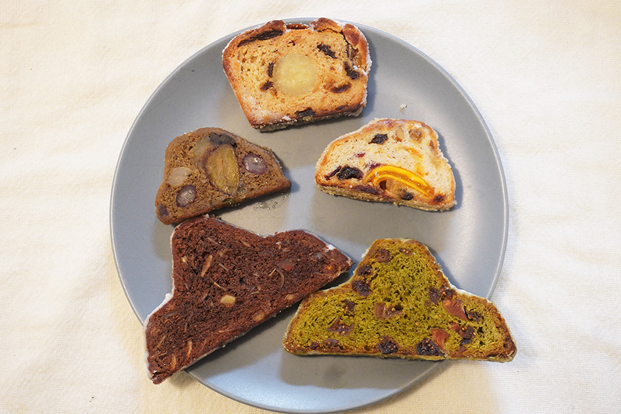 カットされたシュトーレンをゲット。上から時計回りに「パン屋のグロワール」の「いちごのシュトレン」(303円)、「ブーランジェ・ジェリコのお店」の「南国のトロピカルシュトーレン」(297円)、「焼きたてパンの店 夢飛行」の「シュトーレン(抹茶)」(472円)、「焼きたてパンの店 夢飛行」の「シュトーレン(ショコラ)」(501円)、「ブーランジェ・ジェリコのお店」の「栗と五色豆のほうじ茶シュトーレン」(297円)