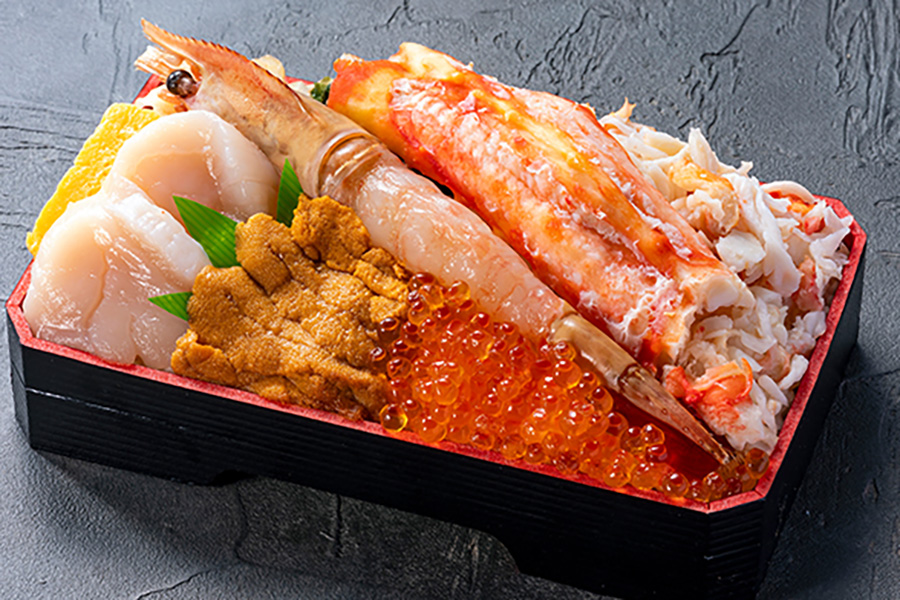 「海のや」の道産特大ぼたん海老と大玉ほたて入り弁当(1折5940円)は限定各日20個